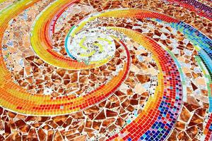 colorida do mosaico chão para fundo às wat pha sorn kaew. wat pha sorn kaew é uma budista mosteiro e têmpora dentro khao cor, phetchabun dentro norte do tailândia. arte e texto vermelho do telha papel de parede foto