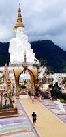 fetchabun, tailândia-fevereiro 6, 2023 muitos turistas Visita e viagem para wat phasornkaew têmpora. grande branco monge estátua com uma montanha e céu fundo. exterior construção Projeto e religião foto