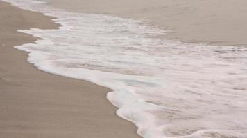 bolhas em dourado de praia com oceano água dentro a manhã às Tailândia praias. foto