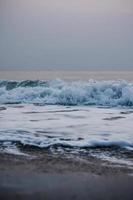 bolhas em dourado de praia com oceano água dentro a manhã às Tailândia praias. foto