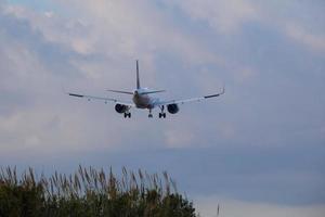 comercial aeronave sobrevoando a céu e A chegar às aeroporto foto