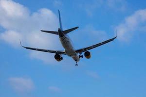 comercial aeronave sobrevoando a céu e A chegar às aeroporto foto
