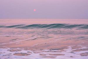 bolhas em dourado de praia com oceano água dentro a manhã às Tailândia praias. foto