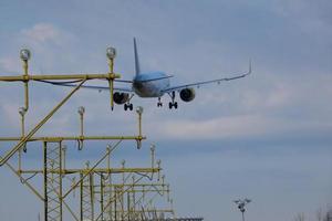 comercial avião Entrada para a aeroporto, aeroporto Entrada sinais, aeroporto Entrada luzes foto