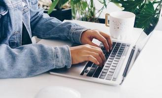 pessoa usando um laptop para estudar na mesa de trabalho foto