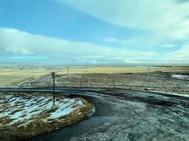 islandês inverno panorama com neve coberto colinas e azul nublado céu foto