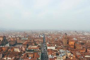 topo Visão do italiano velho Cidade com terracota colori edifícios dentro nebuloso manhã foto