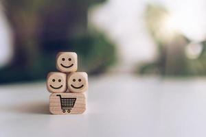 rosto sorridente e ícones de carrinho em cubos de madeira foto