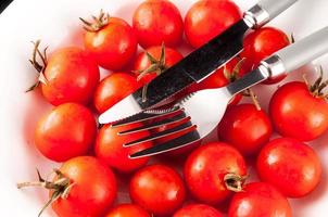 cereja tomates com talheres foto