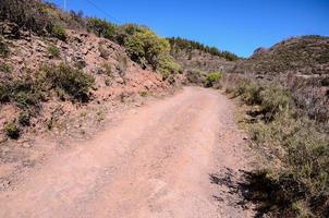 estrada através a cênico panorama foto