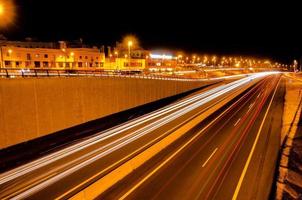 rodovia às noite foto