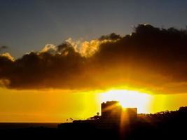 pôr do sol sobre o mar foto