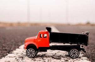 caminhão de brinquedo vermelho foto