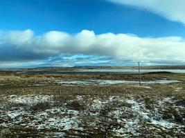 islandês inverno panorama com neve coberto colinas e azul nublado céu foto