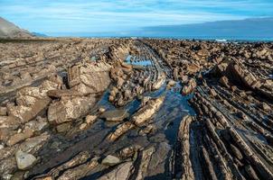 formação rochosa flysch em zumaia, espanha foto