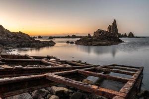 pôr do sol em uma bela costa foto