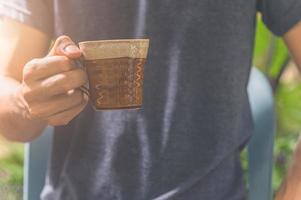 homem segurando xícara de café foto