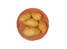 batatas em uma cesta de vime em um fundo branco