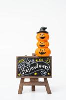 decoração de adereços de festa de halloween em um fundo branco, conceito de festa de halloween foto