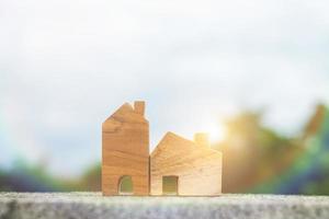 modelo de casa de madeira com fundo de céu, conceito de habitação e imobiliário foto