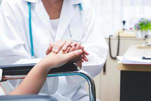 a chinês médico examinado a saúde do pacientes às hospitais com risco do gripe, coroa, 2019 espécies. a conceito do tratamento do comunicável doenças. foto