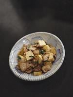 mexer frito tofu e carne de porco com Preto feijão molho foto