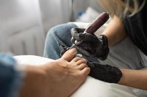 lindo salão procedimento com Rosa pedicure em toalha fundo. para decoração Projeto foto