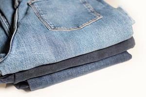 jeans calças pilha em branco fundo e espaço para texto Projeto conceito foto