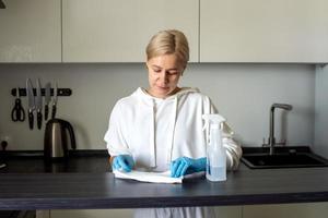 a menina faz uma molhado limpeza do a vivo quarto e cozinha foto