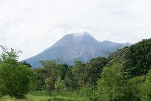 lindo Visão do merapi montanha com árvore, 1 do a a maioria ativo vulcões dentro a mundo foto