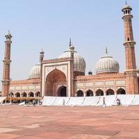 Délhi, Índia -abril 15, 2022 - não identificado indiano turistas visitando Jama masjid durante ramzan temporada, dentro Délhi 6, Índia. Jama masjid é a maior e possivelmente a a maioria magnífico mesquita dentro Índia foto