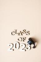 classe do 2023 conceito. de madeira número 2023 com graduado boné em bege fundo. foto