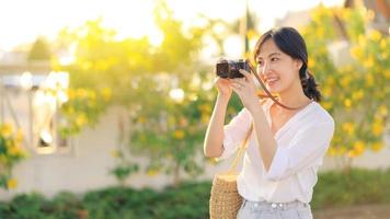 retrato do ásia mulher viajante usando Câmera às rua do Bangkok, tailândia. Ásia verão turismo período de férias conceito foto