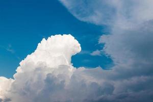 céu com nuvens Visão a partir de dentro a avião foto