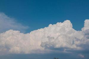 céu com nuvens Visão a partir de dentro a avião foto