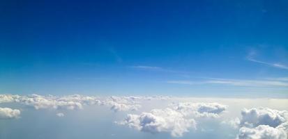 céu azul com fundo de nuvens foto