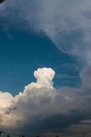 céu com nuvens Visão a partir de dentro a avião foto