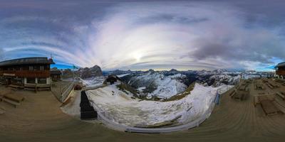 a inigualável 360 Visão do a majestoso italiano Alpes foto