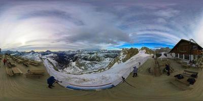 uma inverno país das maravilhas 360 Visão do a lagazuoi refúgio foto