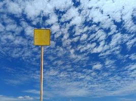 velho e vintage metal placa ou esvaziar tráfego sinais em céu fundo foto