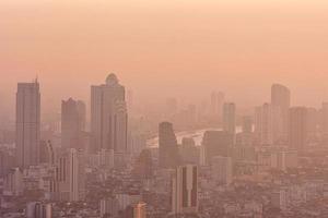 mau ar poluição dentro cidade. PM 2,5 poeira dentro Bangkok ou Centro cidade, capital cidade estão coberto de pesado poluição, enevoado manhã e nascer do sol dentro centro da cidade com mau ar poluição, Lugar, colocar para risco do câncer, tailândia foto