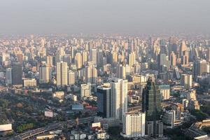 mau ar poluição dentro cidade. PM 2,5 poeira dentro Bangkok ou Centro cidade, capital cidade estão coberto de pesado poluição, enevoado manhã e nascer do sol dentro centro da cidade com mau ar poluição, Lugar, colocar para risco do câncer, tailândia foto