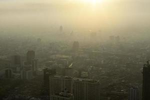 mau ar poluição dentro cidade. PM 2,5 poeira dentro Bangkok ou Centro cidade, capital cidade estão coberto de pesado poluição, enevoado manhã e nascer do sol dentro centro da cidade com mau ar poluição, Lugar, colocar para risco do câncer, tailândia foto