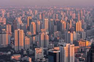 mau ar poluição dentro cidade. PM 2,5 poeira dentro Bangkok ou Centro cidade, capital cidade estão coberto de pesado poluição, enevoado manhã e nascer do sol dentro centro da cidade com mau ar poluição, Lugar, colocar para risco do câncer, tailândia foto