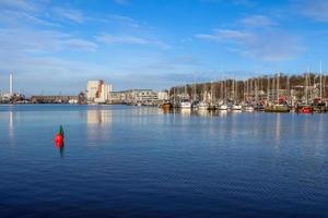 Visão do a histórico Porto do Flensburg dentro Alemanha com alguns navios. foto