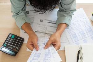 imagem do uma o negócio homem com financeiro preocupações. pensar Difícil sobre pagando fora crédito cartão dívida, casa aluguel, e família despesas. financeiro problema conceito foto