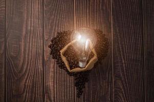 grãos de café em formato de coração, lâmpadas emitem energia
