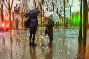 Bilbau, Biscaia, Espanha, 2022 - pessoas com a guarda-chuva dentro chuvoso dias dentro inverno temporada, Bilbau, basco país, Espanha foto