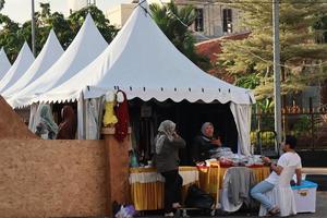 kudus, dezembro 2022. foto retrato do a kudus expo micro, pequeno e médio empreendimentos, com vários tipos do roupas, Comida e bebidas. localizado dentro a kudus quadrado lotado com vendedores visitantes.