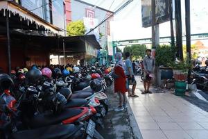 kudus, dezembro 2022. foto do uma lotado moto estacionamento muitos dentro a kudus cidade quadrado. lotado visitantes venha para a kudus exibição